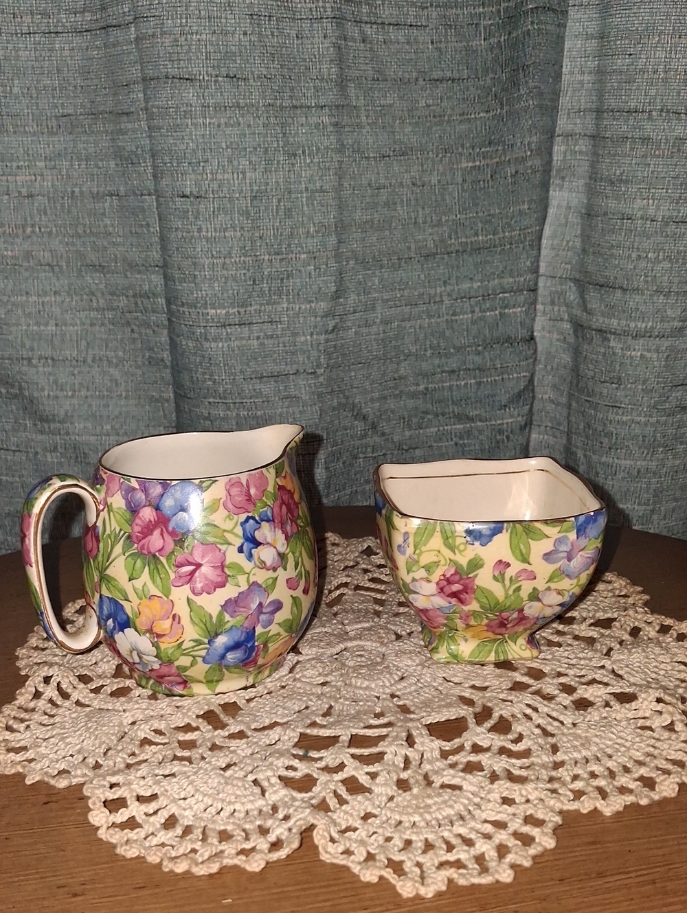 Royal Winston Sweet Pea Pattern Ceramic Creamer and Sugar Set in Cream